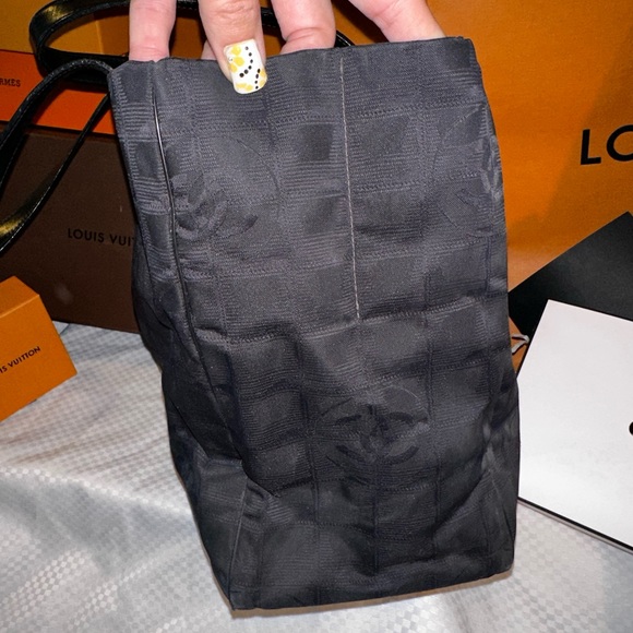 Chanel Travel Line Black Logo embossed Tote Bag. Twilly/Scarf. Charm. Dust Bag - Picture 9 of 12